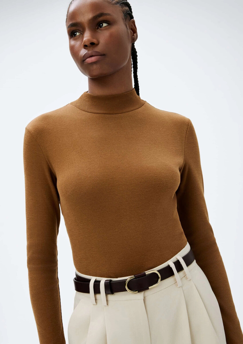 POLERA BÁSICA CON ELASTANO - MARRÓN 