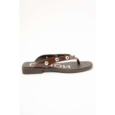 Sandalia Ojota Tachas Chocolate