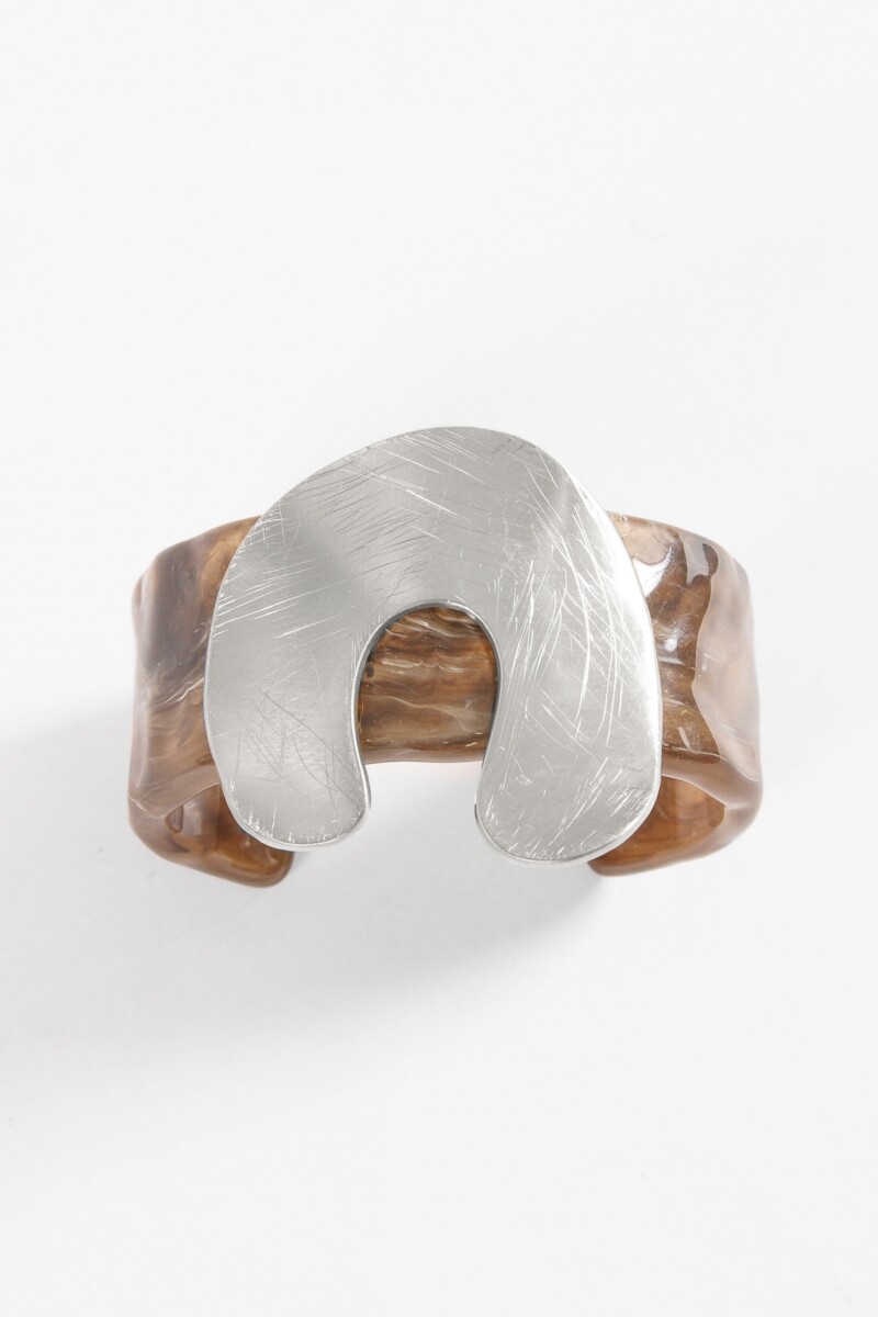 Pulsera cuff acrílico dije metálico wavy plateado