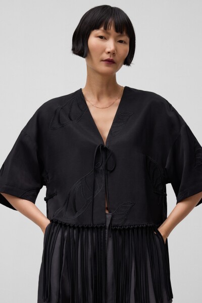 CHAQUETA BORDADA Negro