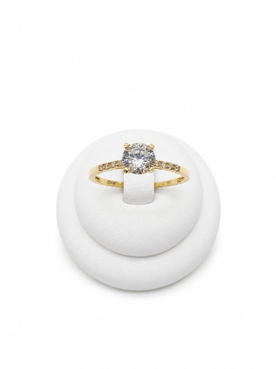 Anillo en Oro con zirconia al centro y en laterales 