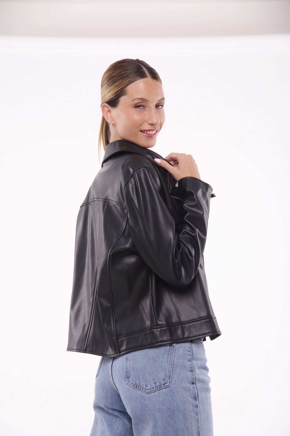 CAMPERA CUERINA VICTORIA NEGRO — Minot