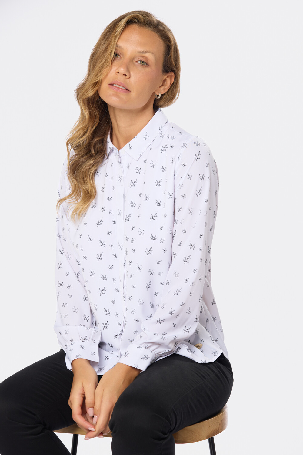 CAMISA ESTAMPADA Hojas negras