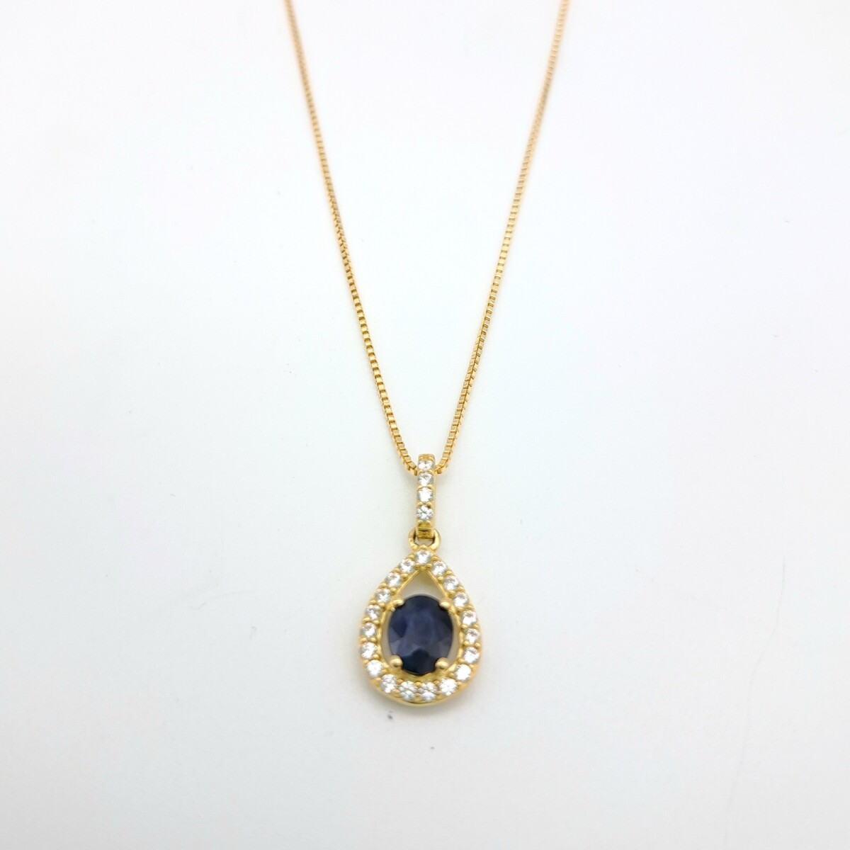 Conjunto de cadena y colgante de oro 9 ktes con zafiro azul y circonias. 