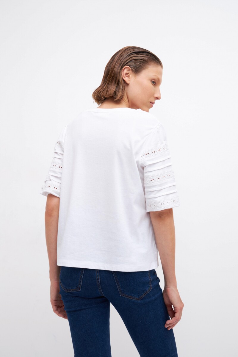 Remera escote base con mangas de broderie blanco