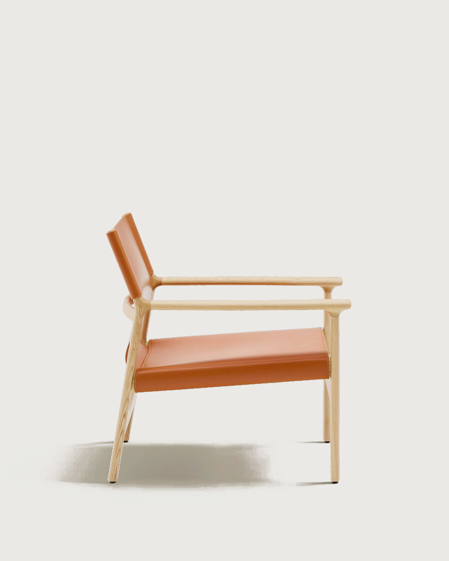 Butaca Jan de fibras de cuero reciclado marrón claro y madera maciza de fresno con acabado tono natural FSC 100%