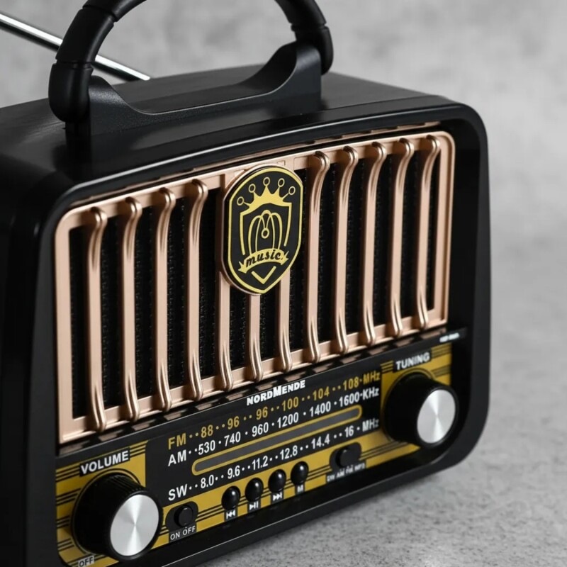 Radio Nordmende Retro Portátil con Linterna y BT Radio Nordmende Retro Portátil con Linterna y BT