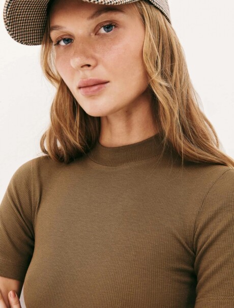 BLUSA CON CUELLO ALTO MARRÓN