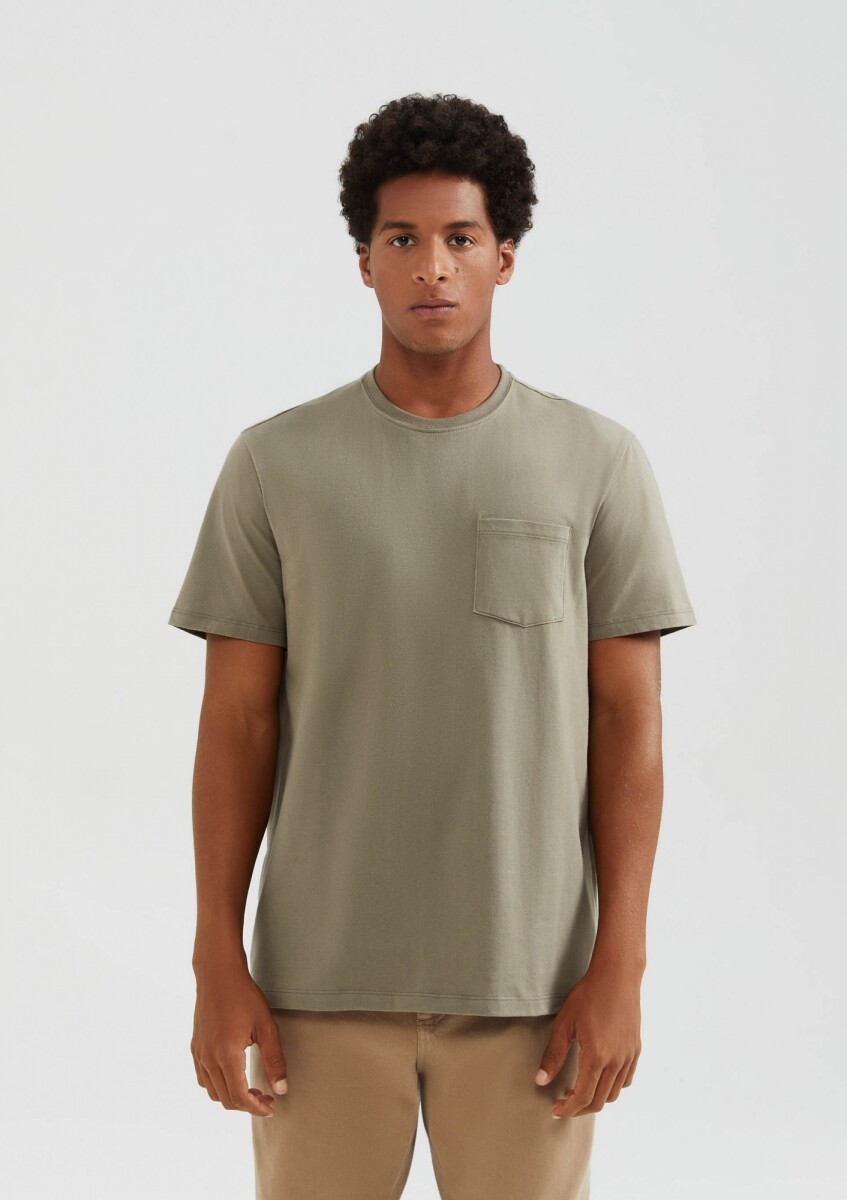 CAMISETA BÁSICA CON BOLSILLO - VERDE 