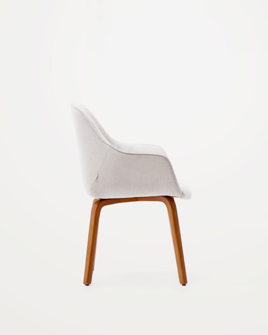 Silla Aleli de chenilla beige y patas de madera maciza de fresno con acabado nogal Silla Aleli de chenilla beige y patas de madera maciza de fresno con acabado nogal