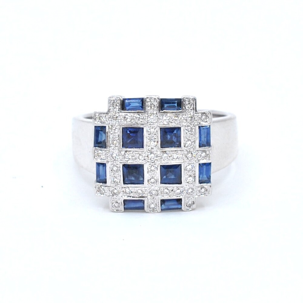 Anillo en oro 18k blanco, brillantes y zafiros. Anillo en oro 18k blanco, brillantes y zafiros.