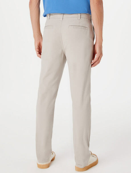 PANTALÓN TIPO GABARDINA MODELO CHINO GRIS