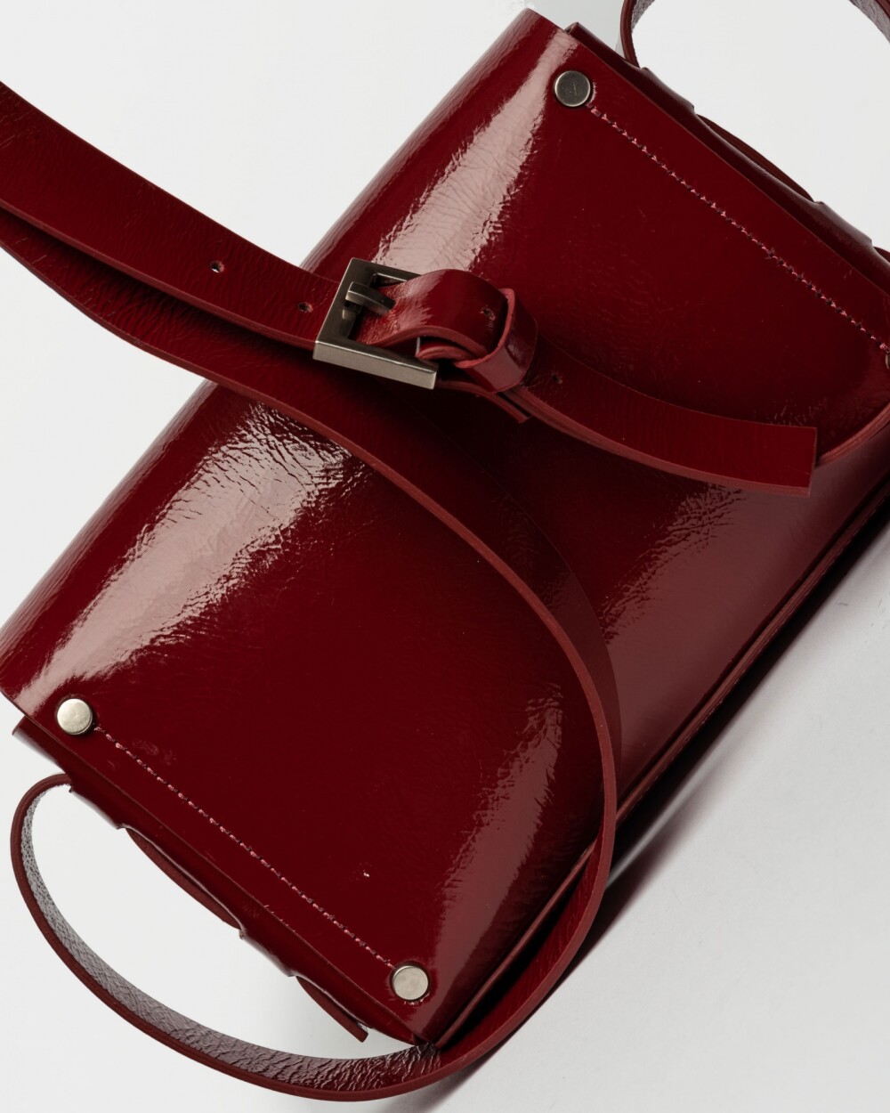 Bandolera Palma En Cuero Charol Arrugado Berry