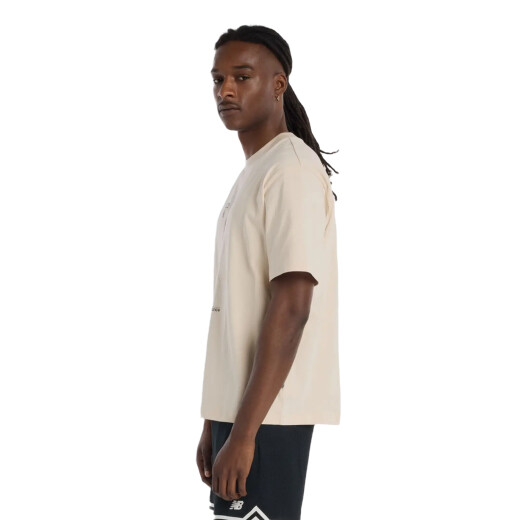 Remera New Balance Hoops Player - Beige Remera New Balance Hoops Player - Beige