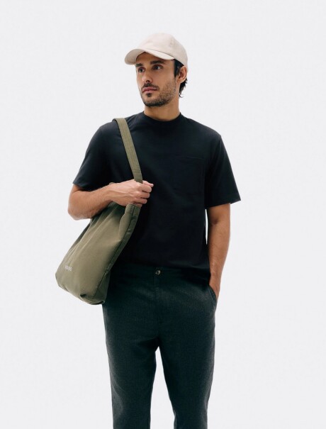 CAMISETA BÁSICA CON BOLSILLO NEGRO