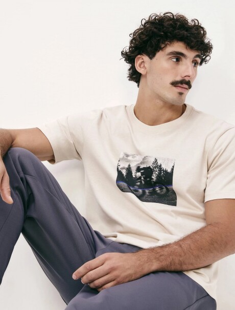CAMISETA CON ESTAMPA MODELO REGULAR BEIGE