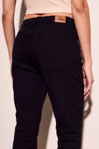 Jean Flare Tachas Negro