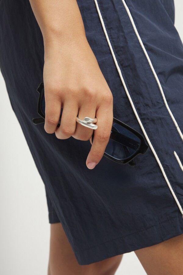 ANILLO DE ALEACIÓN DE METALES BAÑADO EN PLATA DE LEY CON FORMA DE TUBOS Anillo