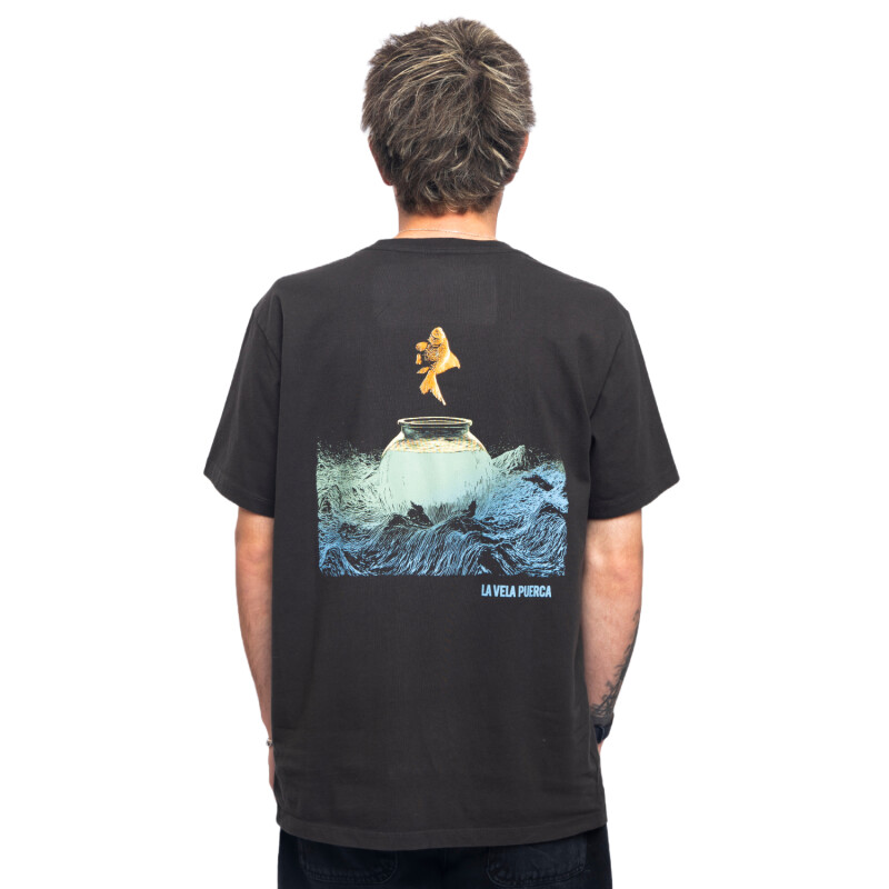 Remera La isla x La Vela - Pez Escampar Remera La isla x La Vela - Pez Escampar