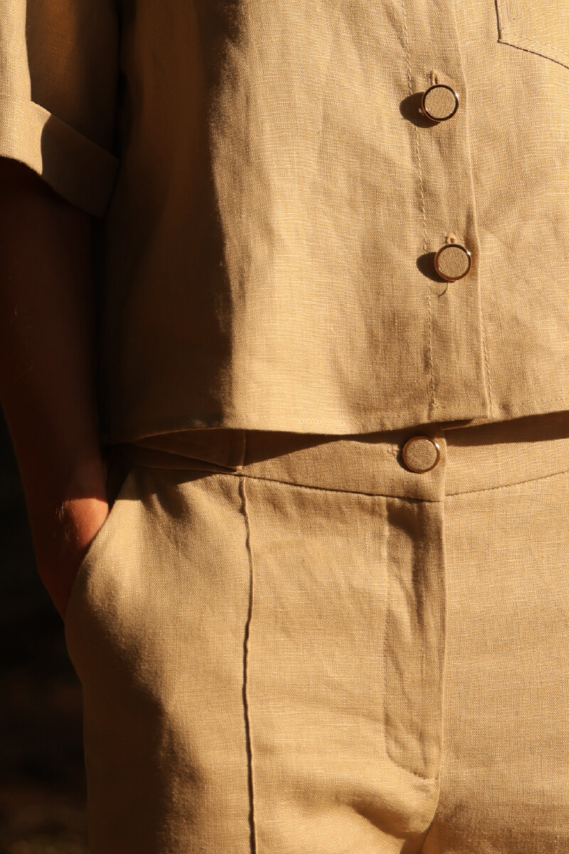 PANTALON CON NERVADURA Y BOLSILLO OJAL TRASERO Beige
