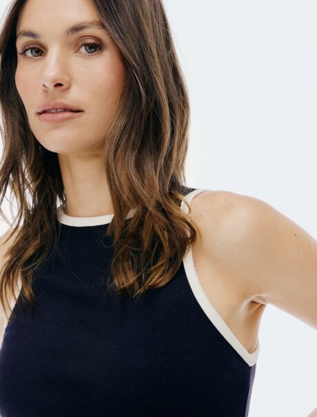 MUSCULOSA DE BRETEL ANCHO EN TELA ACANALADA NEGRO