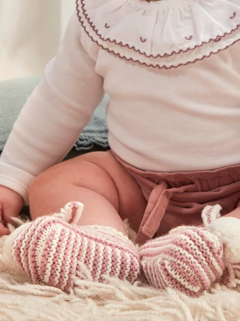 Patucos De Rayas Con Pompon Lila