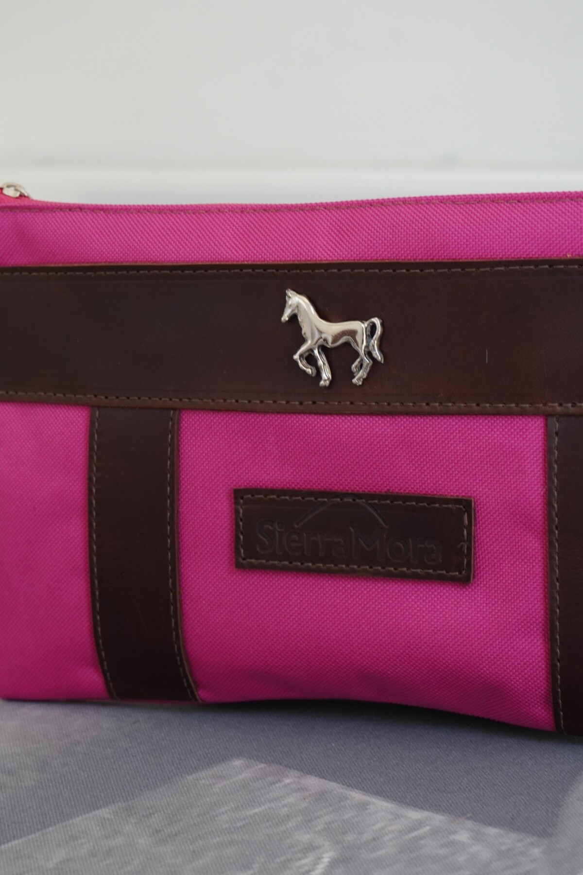 Sobre Cartuchera Mustang Chocolate / Fucsia