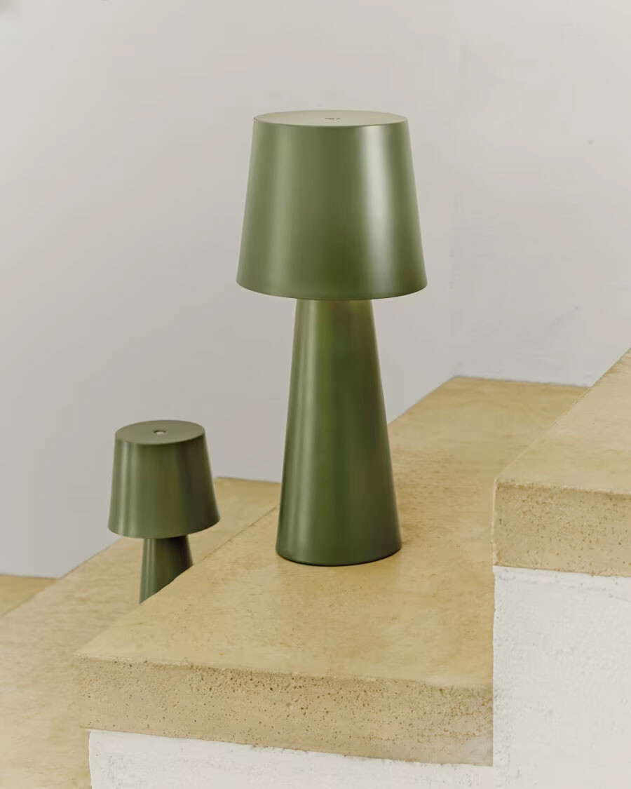 Lámpara de mesa Arenys grande de exterior de metal con acabado pintado verde