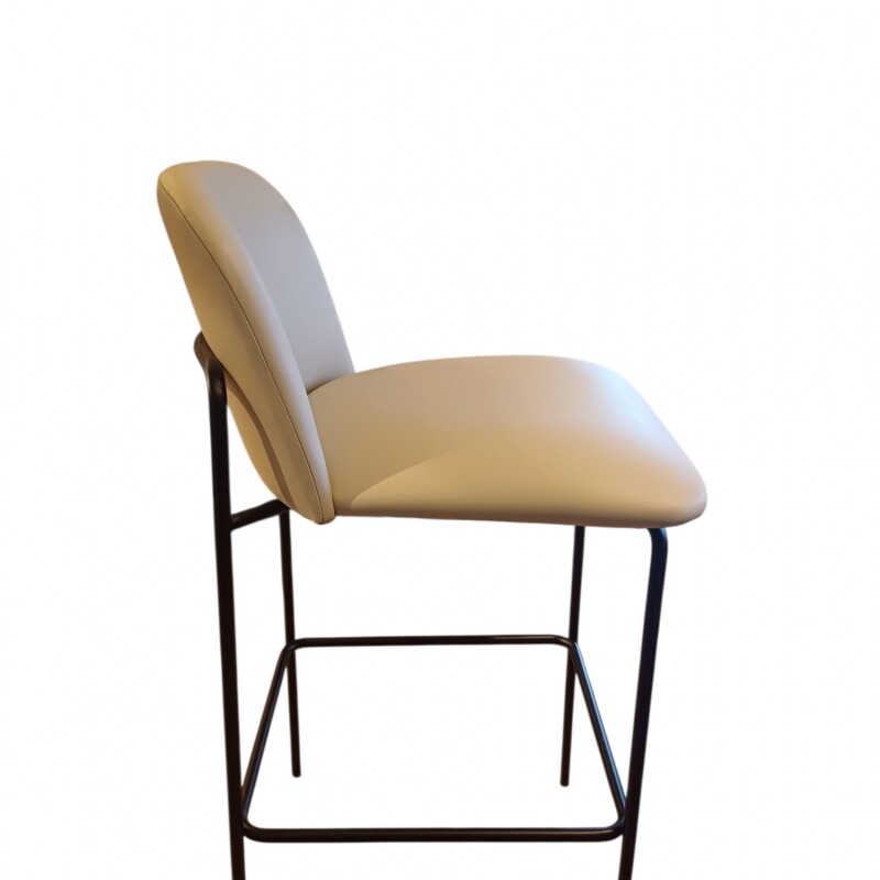 Banco Alto para barra base y patas metal negras / Asiento y respaldo tapizado pu color perla Banco Alto para barra base y patas metal negras / Asiento y respaldo tapizado pu color perla