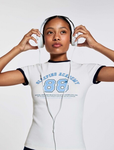 CAMISETA JUVENIL CON ESTAMPADO Y RIBETE EN CONTRASTE AZUL