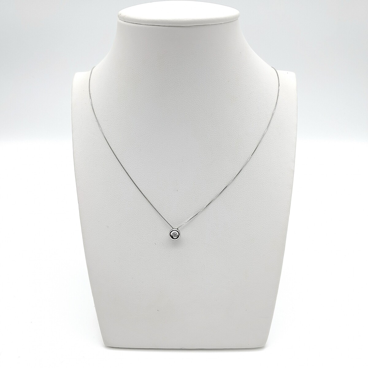 Conjunto de cadena de oro 18 ktes gris y colgante con brillante, PUNTO DE LUZ. 