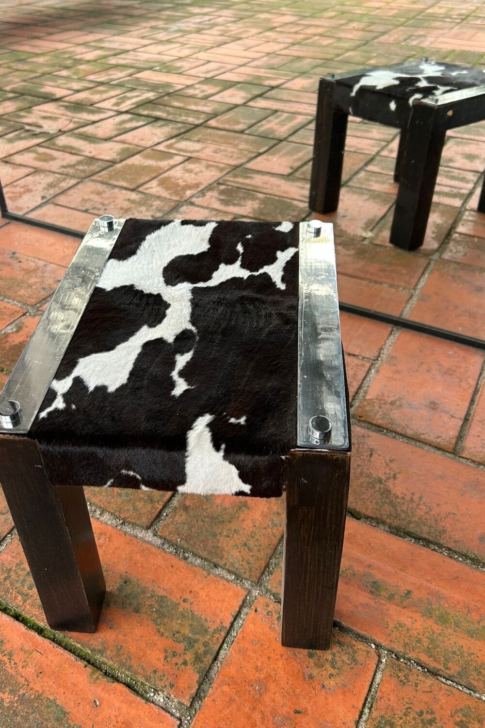 Petit Stool Cowhide oscuro
