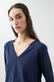 Remera escote en V con broderie azul marino