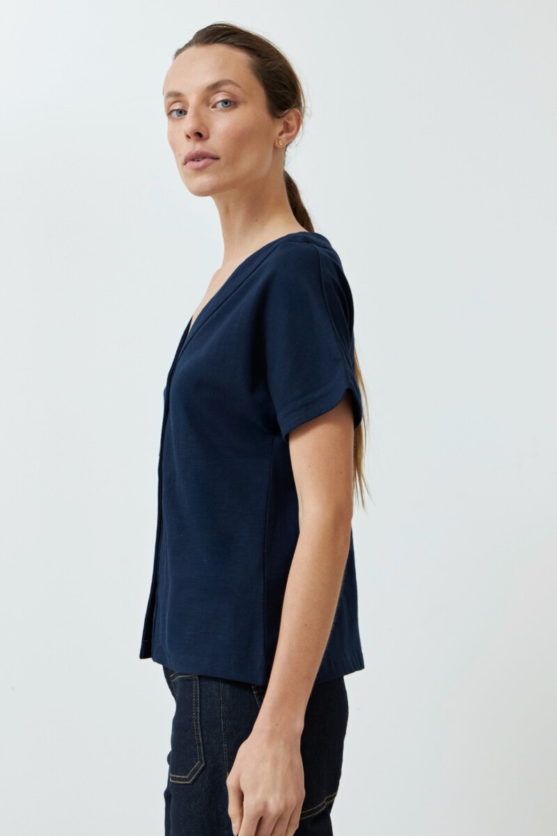 Remera con botones azul marino