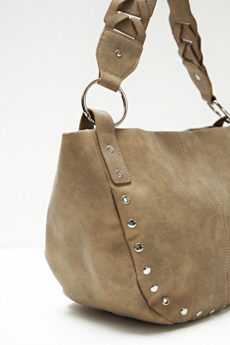 Cartera con tachas beige