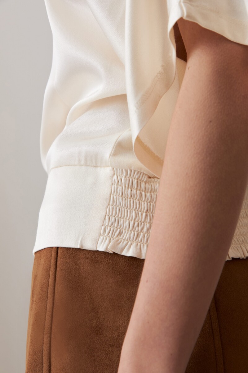 Blusa satinada beige