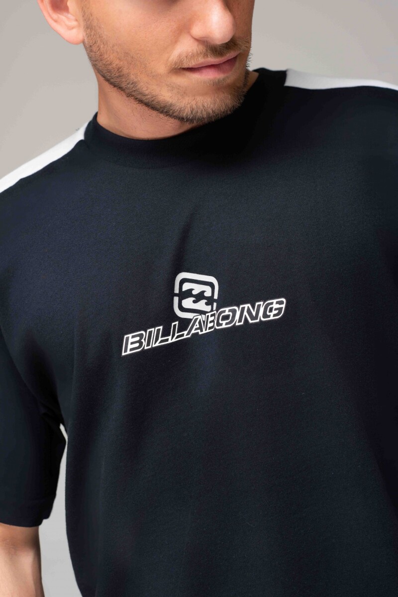 REMERA SPEC 73 ICONIC SS Black J-negro