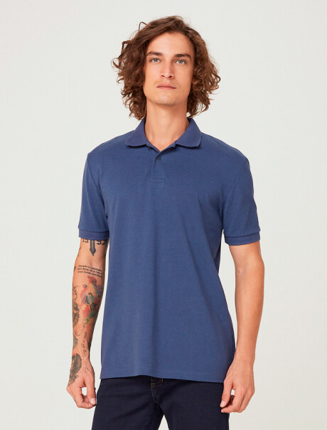 CAMISETA BÁSICA CON CUELLO AZUL
