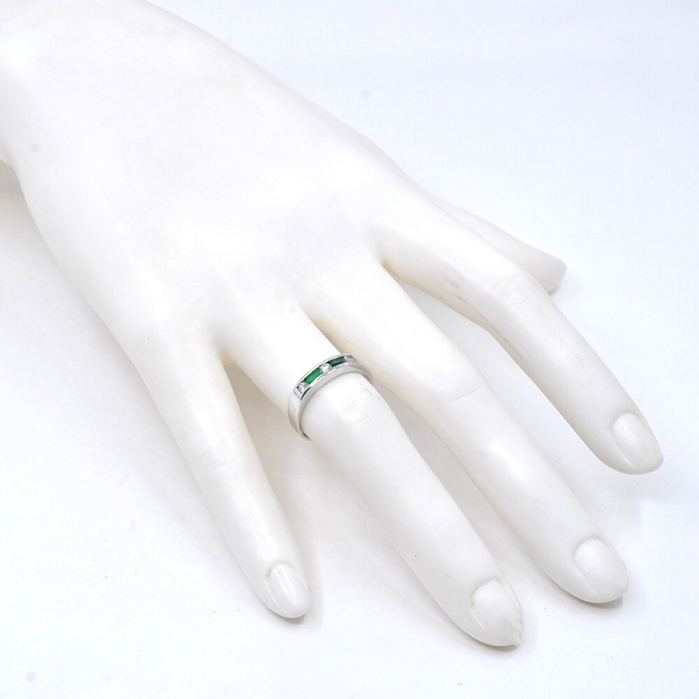 Anillo en oro 18k blanco con brillantes y esmeraldas Anillo en oro 18k blanco con brillantes y esmeraldas