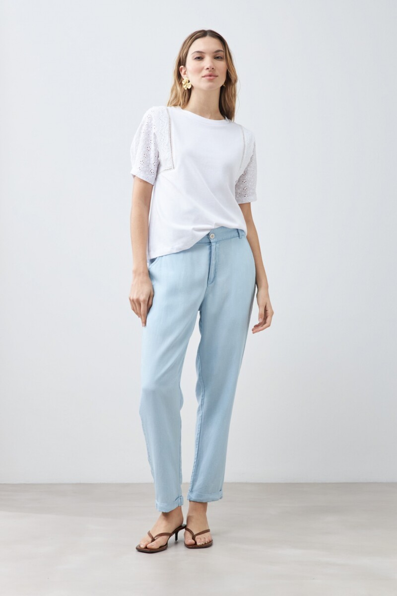 Remera con broderie blanco