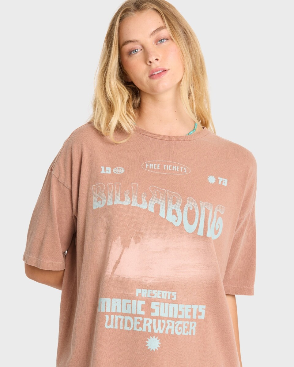 REMERA TAKE A TOUR SS TEE 