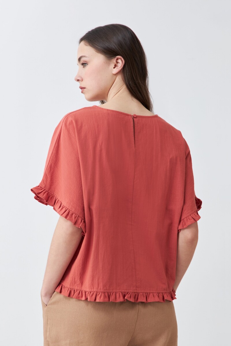Blusa con volados lacre