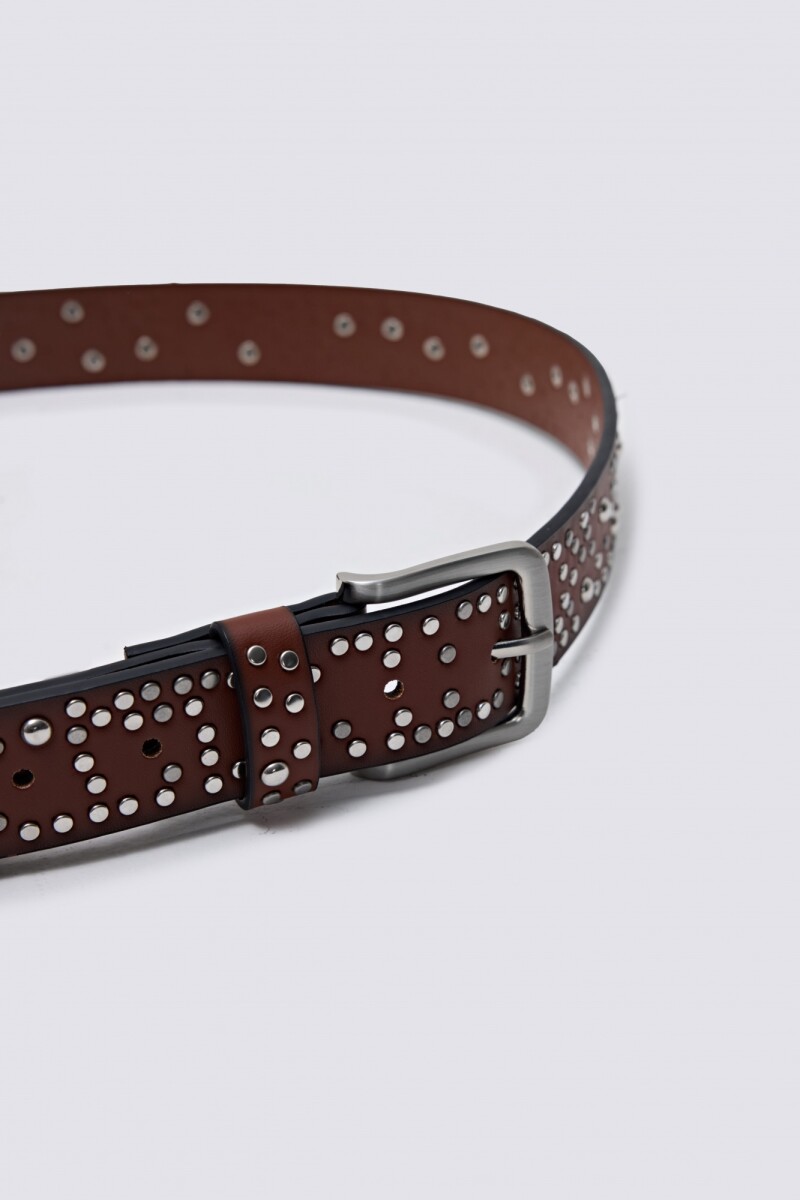 Cinturón con tachas tostado