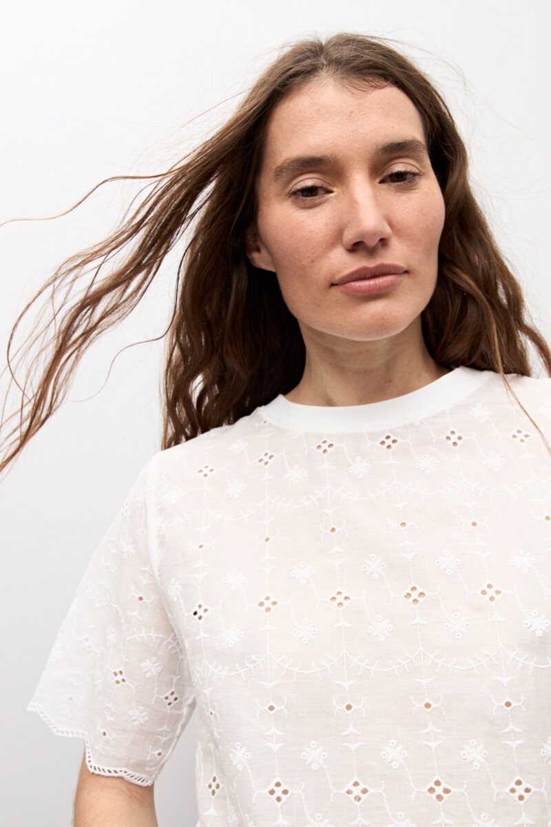 Remera broderie blanco