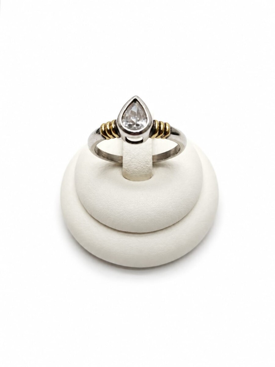 Anillo con Zirconia central modelo gota 