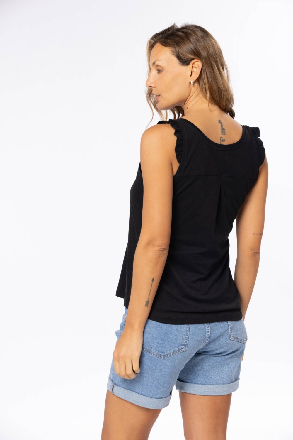 MUSCULOSA CON VOLADO Negro