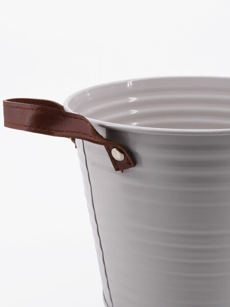 MACETA DE METAL NUMA CRUDO