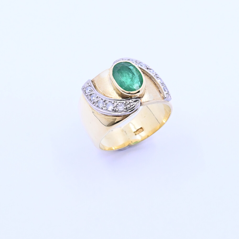 Anillo oro 18k con brillantes y esmeralda. Anillo oro 18k con brillantes y esmeralda.