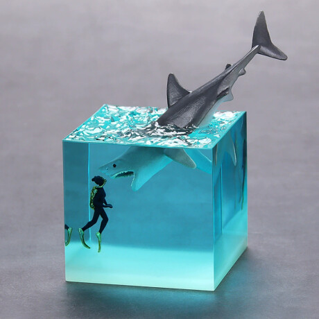 Lámpara Resina Cuadrada Animales Y Humanos Modelo 2