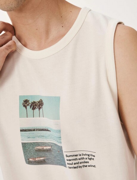 MUSCULOSA CON ESTAMPA BEIGE